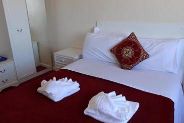 Отель The Kensington  And Bar