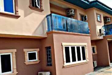 هتل Quztan Suites Ibadan