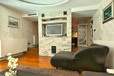Luxury Villa With Private Pool & Sea View Near City Center Of Poreč