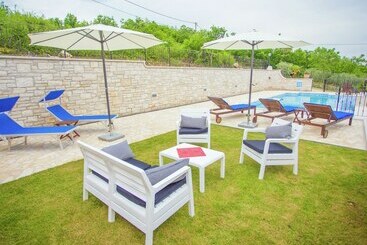 Сельский дом Relaxing Villa With Pool And Garden For Six Persons In Central Istria