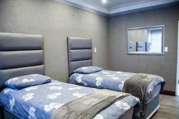 פנסיון Simunye Guest House