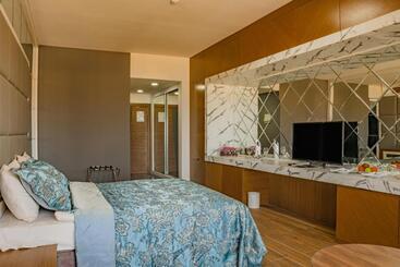 Отель Novel Centre Point