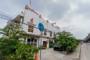 בית מלון כפרי Reddoorz Syariah Near Universitas Borobudur