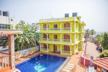 استراحتگاه Larios Beach Holidays