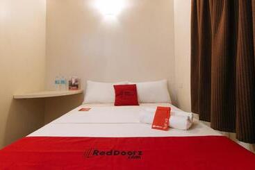 Отель Reddoorz Near Edsa Camp Crame