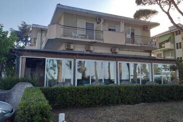 פנסיון Room In Bb   Spacious Quadruple Room A Stones Throw From The Sea