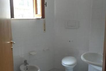 پانسیون Room In Bb   Spacious Triple Room A Stones Throw From The Sea