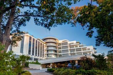 هتل Mantra Charles