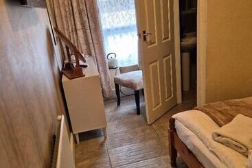 Alexander Hotel Fully Refurbished All Rooms En Suite