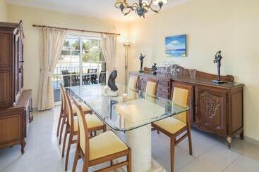 بنسيون Casa Estombar   Private Swimming Pool   Air Conditioning In All Bedrooms   Wifi