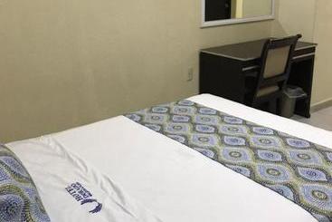 호텔 Dorado A Una Calle De Playa Regatas Y El Malecon