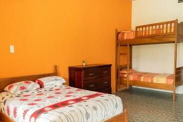 ホテル Puerto Quito Lodge