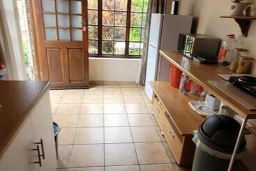 مبيت وإفطار Fig Tree Manor Self Catering