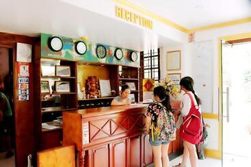 Отель Khách Sạn Cây Thông