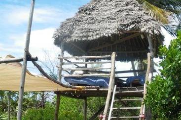 هتل The Beach Crab Resort