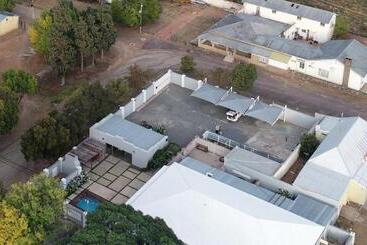 פנסיון Three Birds Country House