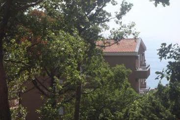 펜션 Apartments Đurašević