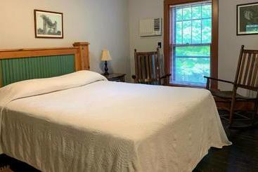 הוסטל Lakeside Inn