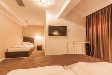 Отель Camelot Resort