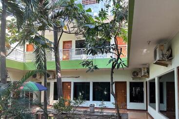 Szálloda Global Inn Syariah Mitra Reddoorz Near Juanda T1 Airport