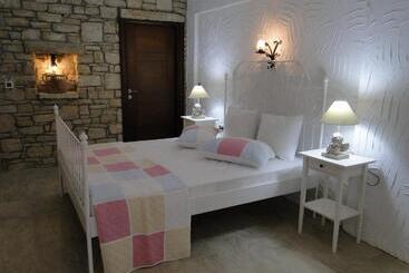 בית מלון כפרי The Stone Castle Boutique