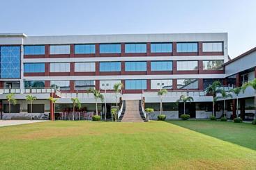 فندق Vaccinated Staff Oyo 62241 Swastik Garden