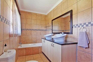 אתר נופש Monateng Safari Lodge