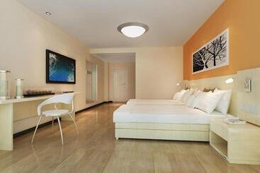 בית מלון כפרי 7days Inn Aksu Airport