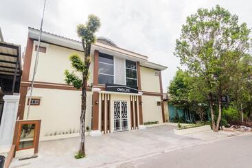 Отель Oyo Life 2735 Graha Nirwana