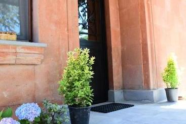 بنسيون Red House Hatis