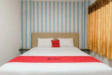 Отель Reddoorz Plus @ Cemara Asri Medan