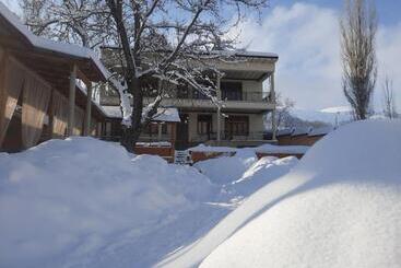 بنسيون зона отдых Apachi в горах чимган