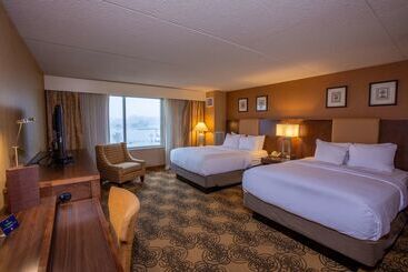 فندق Doubletree By Hilton Bay City Riverfront