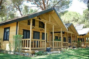 تختخواب و صبحانه Pino Mar Luxury Bungalows