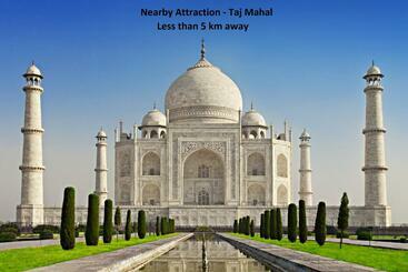 Отель Capital O 81565 Deluxe Inn Agra