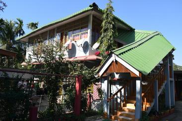 בית מלון כפרי Homecation Bagori Resort Kaziranga
