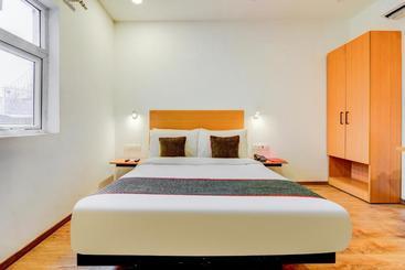 ホテル Vaccinated Staff Oyo Town House 402 Santosh Palace