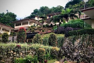 בית מלון כפרי Adang Zecky Resort