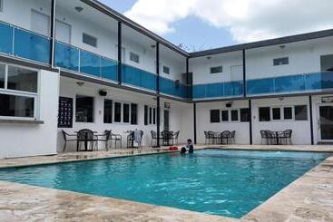 هتل Douglas Highway Inn