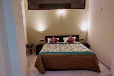 בית מלון כפרי Narmade River View Resort