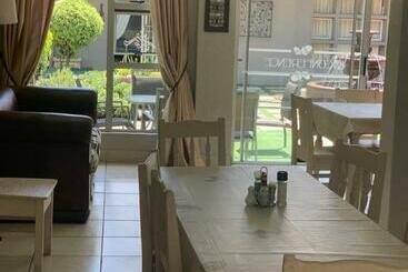 住宿加早餐  Oaklands Inn And Conference Centre