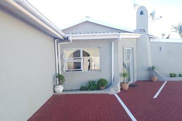 مبيت وإفطار Ebi Okeng Attorneys Inc, 11 Byron Road Table View