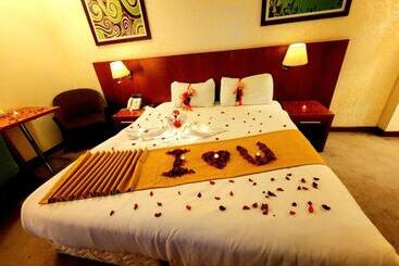 Отель Almansour