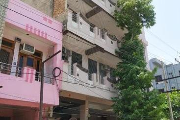 Отель B Shivji & Garden Restaurant