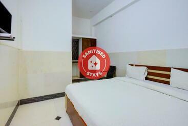 호텔 Oyo 79866 Rena Residency