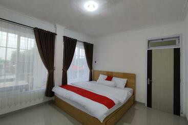 בית מלון כפרי Reddoorz Near Rita Super Mall Purwokerto