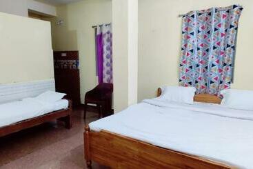 בית מלון כפרי Spot On Senapati Inn Khandagiri