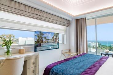 Amanti, Madefortwo Hotels Ayia Napa