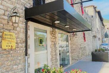 هتل San Francesco E Il Lupo