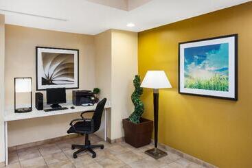 فندق Candlewood Suites Aurora Naperville, An Ihg
